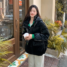【现货】黑色亮面短款羽绒服女90白鸭绒保暖时尚连帽外套，女装羽绒服，鑫源服饰