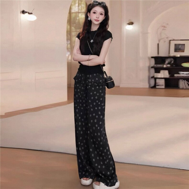 高级感时尚套装女夏新款黑色收腰短袖花朵印花木耳边屁帘裤两件套图片
