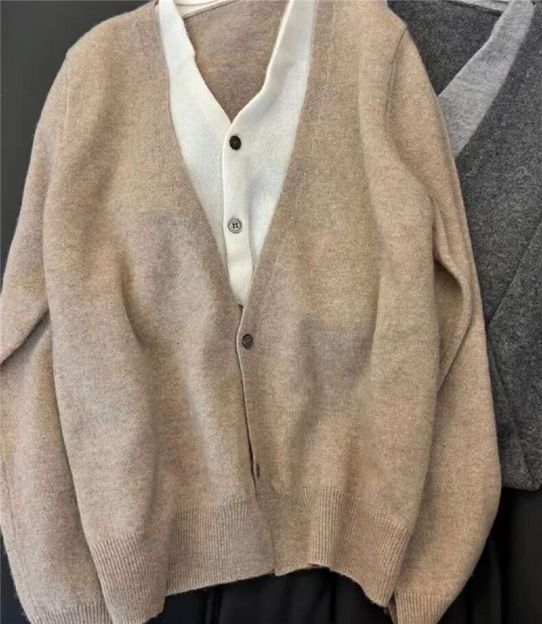 2025年秋季假两件女士V领开衫，女装针织衫/毛衣，百纯羊绒