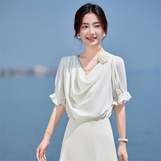 2025年夏季时尚气质V领立体花百搭减龄上衣，女装衬衫，火爆靓佳人