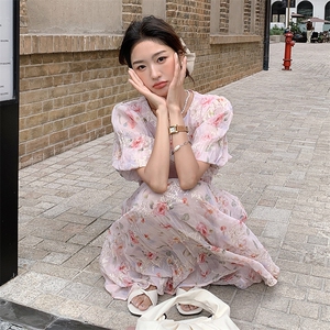 粉色女神范连衣裙女中长款2024夏季新款茶歇法式温柔风收腰碎花裙图片