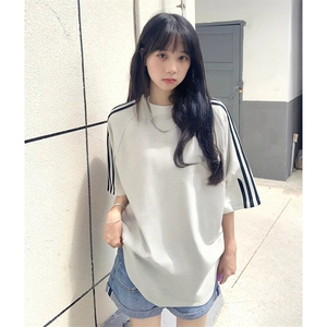 抖音得物品质二开240克宽松纯棉美式潮牌印花三条杠中性风短袖T恤图片