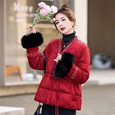 现货2026年冬季短款新中式真狐狸毛重工收腰显瘦羽绒服，女装羽绒服，伊仟回
