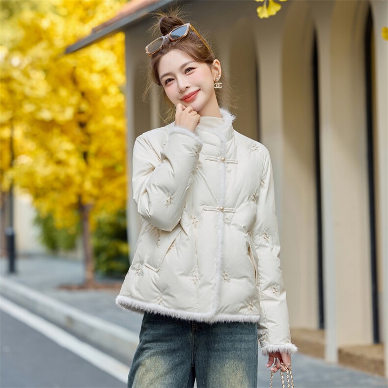 新中式国风盘扣羽绒服女2026冬新款水貂毛拼接刺绣气质白鸭绒外套,女装羽绒服,雅静靓衣