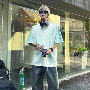 抖音得物品质二开240克宽松纯棉美式潮牌印花三条杠中性风短袖T恤图片
