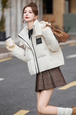 时尚新款宽松休闲贴标连帽短款白鸭绒羽绒服女，女装羽绒服，采品优优