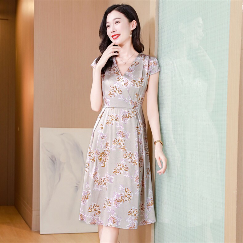 气质优雅真丝碎花连衣裙女夏2025新款V领显瘦高端减龄真丝裙子图片
