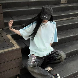 抖音得物品质二开240克宽松纯棉美式潮牌印花三条杠中性风短袖T恤图片