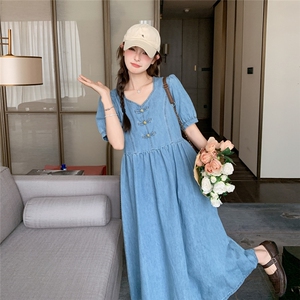 法式复古牛仔连衣裙女2025新款夏季设计感小众方领泡泡袖连衣裙子图片