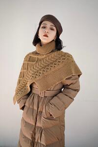 不对称涉及毛衣披肩搭配羽绒服、解锁时尚新“穿”法～图片