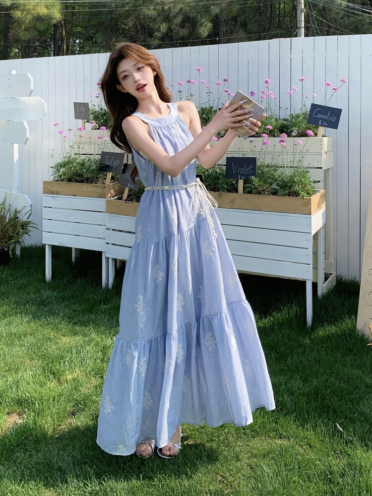 蓝色气质海边度假风绣花挂脖连衣裙女2025夏新款松弛感时尚A字裙,女装连衣裙,蝶眷