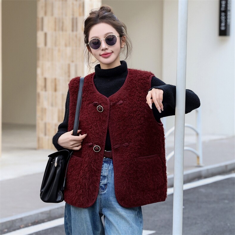 2024冬季新款环保皮毛拼接双排扣马甲毛绒一体外套，女装羊羔毛/颗粒绒，瑶迪