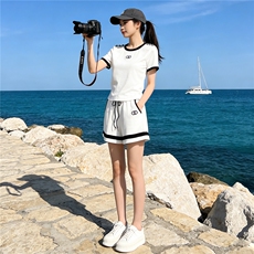 白色套装