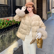 现货！（90新标带检）人丝提花新中式圆领狐狸毛贵气优雅羽绒服女，女装羽绒服，水衣源