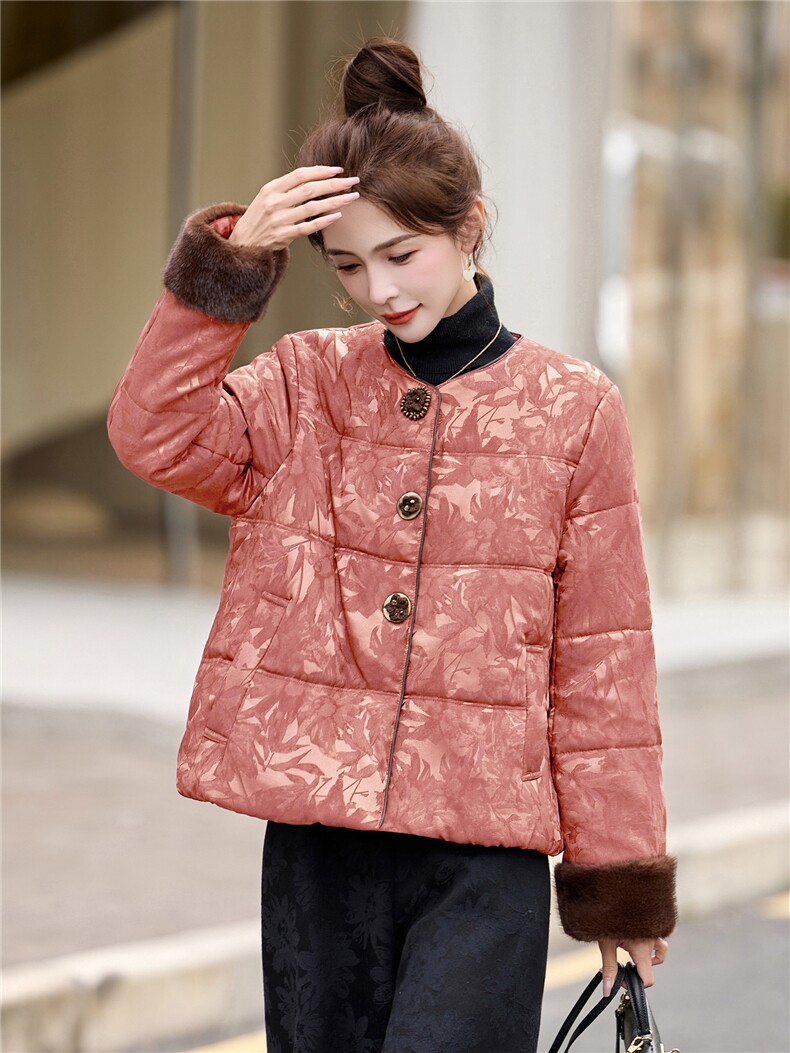 现货2025年新款冬季中式羽绒服复古提花毛领袖口白鸭绒女外套潮流,女装羽绒服,璐依舞