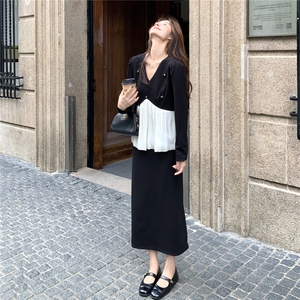轻熟风穿搭黑色套装女初春秋超火好看高级感拼接上衣半身裙两件套图片