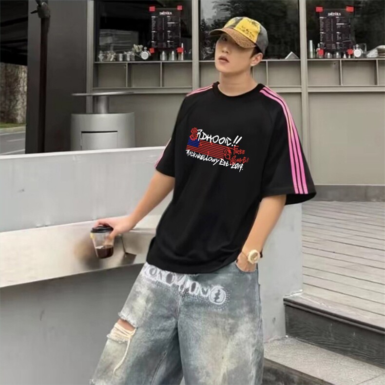 抖音得物品质二开240克宽松纯棉美式潮牌印花三条杠中性风短袖T恤图片