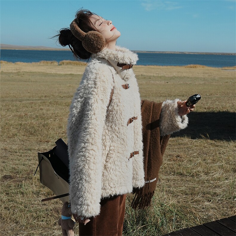 大翻领皮毛一体颗粒外套显瘦保暖时尚女装，女装皮草，天使之佳话
