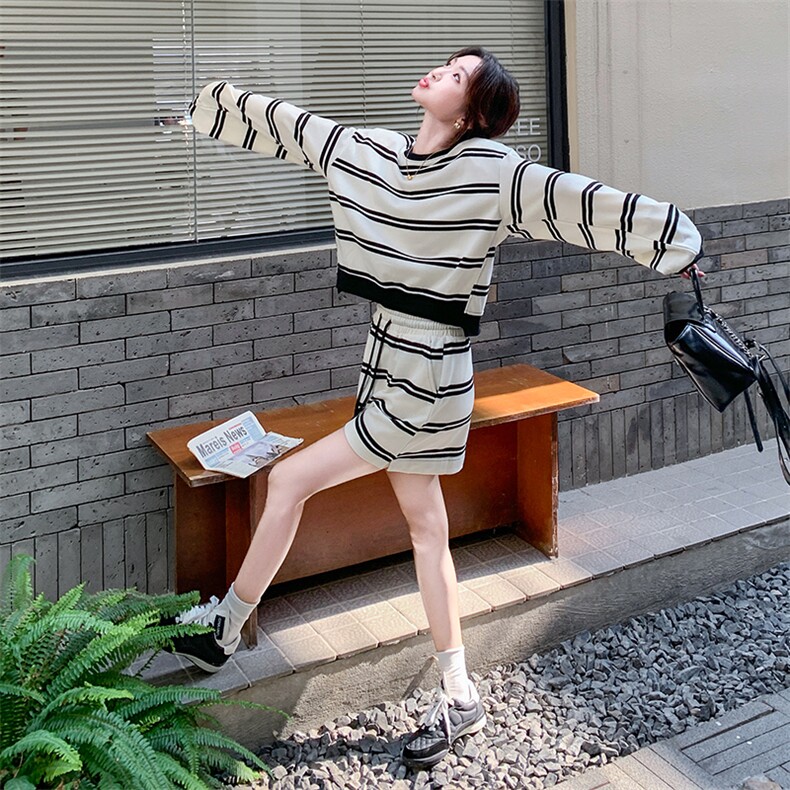 2024秋装新条纹休闲减龄卫衣半身裙两件套装,女装套装/套裙,韩蜜菓