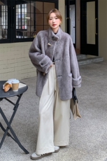 灰色复古高级感牛角扣皮毛一体外套女2025冬新款气质立领毛绒上衣，女装短外套，2C317