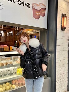 冬季毛领亮皮短款羽绒服图片