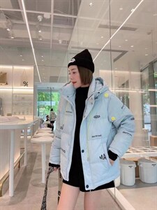 印花字母短款戴帽亮色保暖羽绒服图片