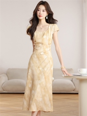 淡黄色方领碎花连衣裙女夏2026新款收腰褶皱显瘦气质温柔风茶歇裙，女装连衣裙，艾米