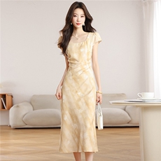 淡黄色方领碎花连衣裙女夏2026新款收腰褶皱显瘦气质温柔风茶歇裙，女装连衣裙，艾米