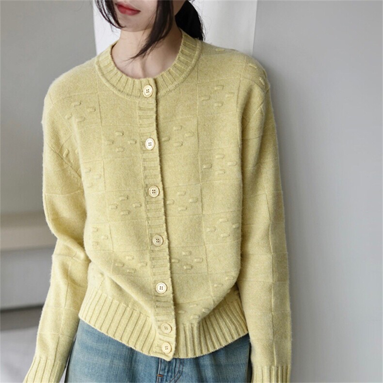 2025年秋季新款百搭女士系扣圆领鼓包长袖羊毛开衫，女装羊毛衫，新胜羊绒