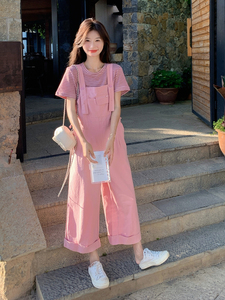 盐甜系穿搭粉色条纹t恤套装女夏新款休闲显瘦学院风背带裤两件套图片
