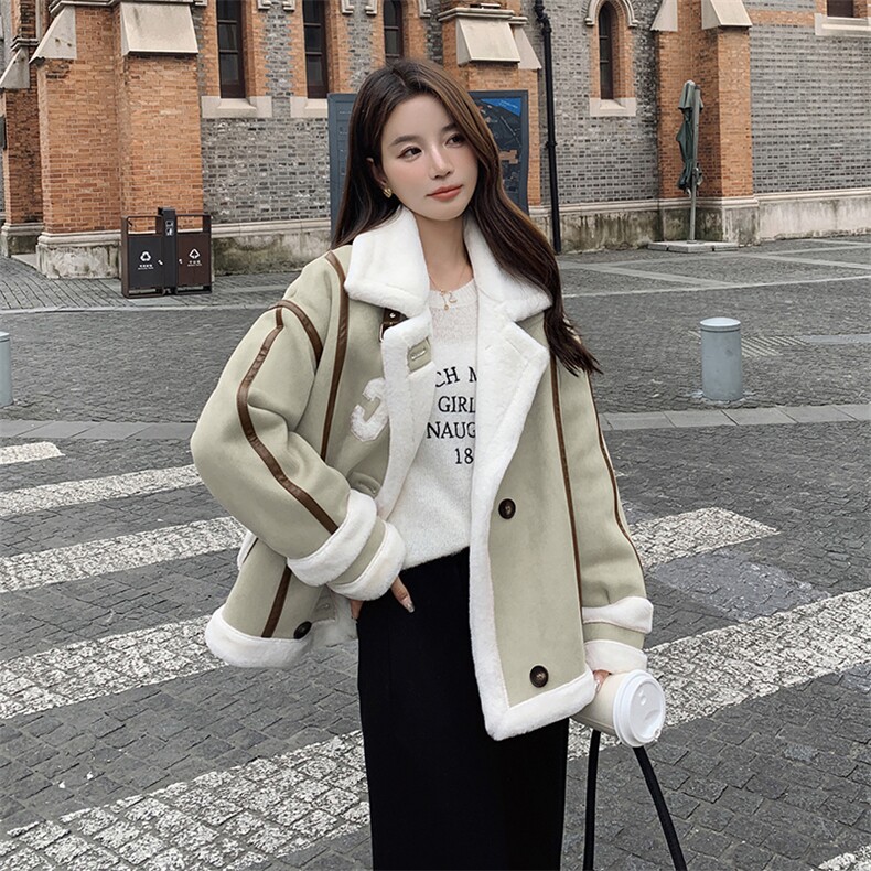 新款现货2024皮毛一体字母休闲时尚小个子外套2C220.L2P200K299,女装短外套,2C220