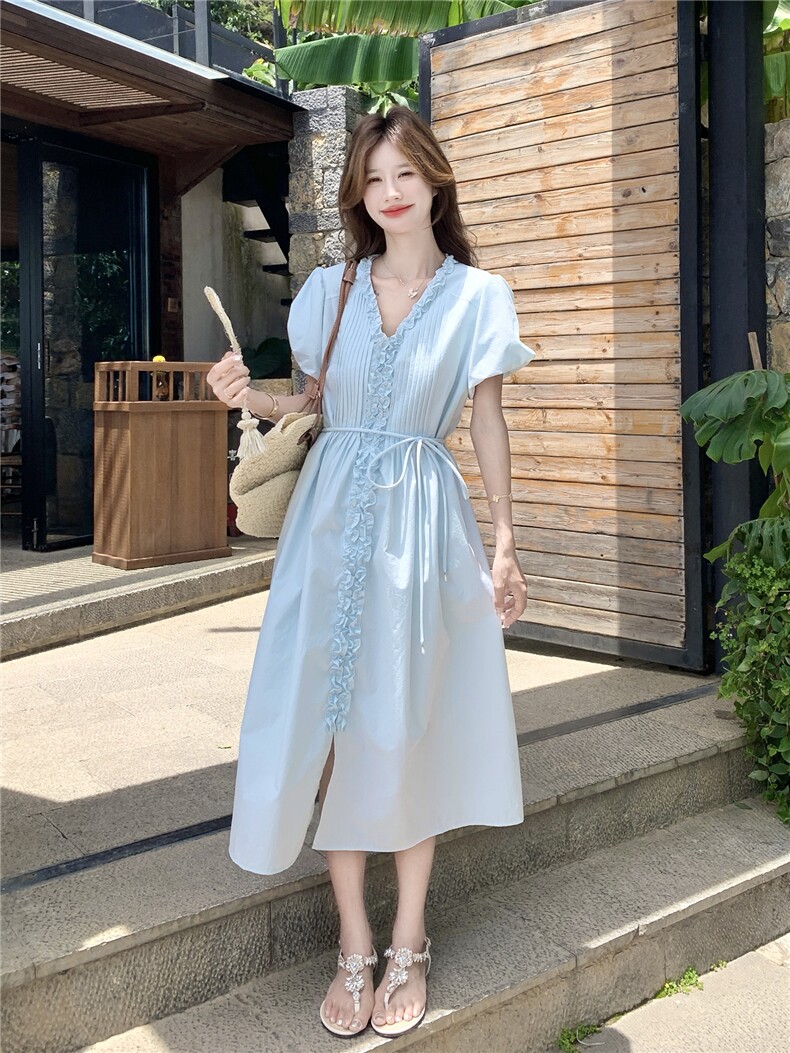 显白新款2026蓝色百搭法式V领短袖llll新款木耳边收腰显瘦气质裙,女装连衣裙,艾米莉亚