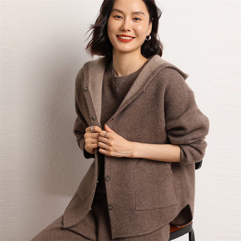 2024年女士秋冬新款山羊绒长袖带兜宽松暗扣开衫连帽羊绒针织外套图片