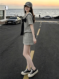 时尚洋气减龄套装女夏新款蝴蝶结翻领黑白条纹短袖上衣短裤两件套图片 时尚洋气减龄套装女夏新款蝴蝶结翻领黑白条纹短袖上衣短裤两件套图片