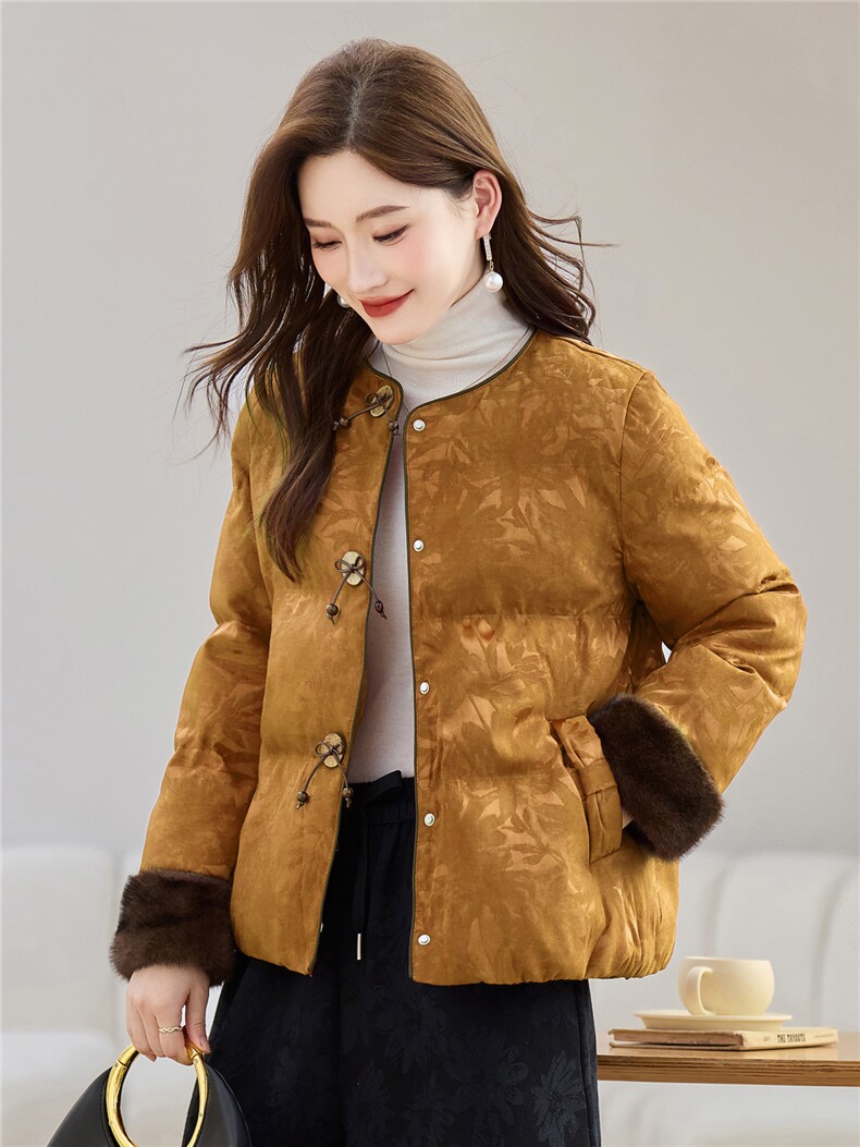 现货2025年冬季新款中式白鸭绒羽绒服女复古风提花毛领袖外套上衣,女装羽绒服,璐依舞