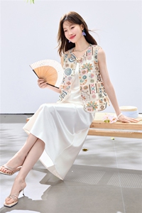 夏季新款现货!2026新中式小清新刺绣马甲+珍珠吊带连衣裙套装女图片