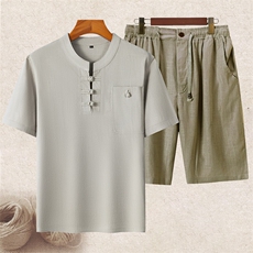 浅灰上衣＋豆绿短裤