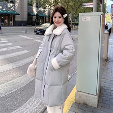 独特超好看羊羔毛翻领羽绒服女冬多巴胺奶蓝色中长款女生小众外套，女装羽绒服，2C129
