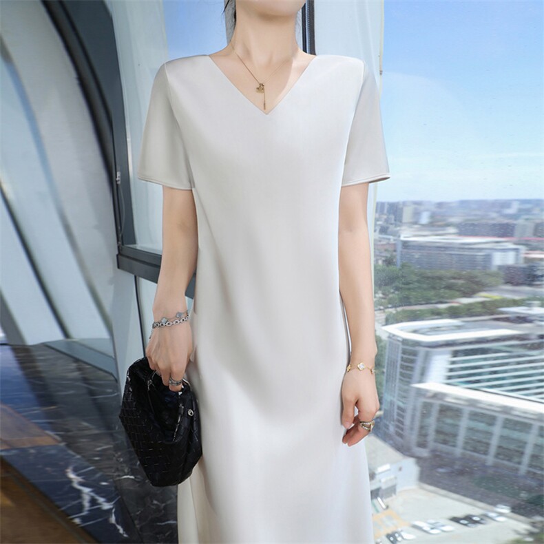 极简风V领短袖连衣裙女2025夏季新款裙子缎面垂坠感时尚气质长裙,女装连衣裙,九戎