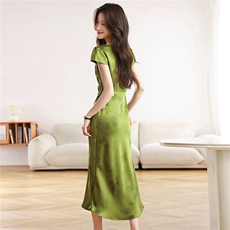 2026夏季新款绿色蝴蝶印花连衣裙方领泡泡袖收腰开叉缎面气质裙，女装连衣裙，艾米