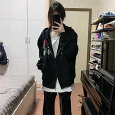 黑色