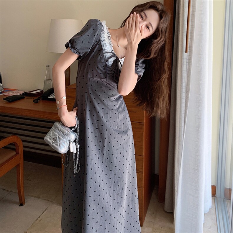 灰色波点泡泡袖连衣裙女2025夏季新款甜辣风设计感收腰显瘦长裙潮图片