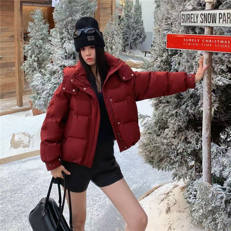 90%白鸭绒2025年冬季有帽可拆短款保暖休闲风厚款羽绒服,女装羽绒服,布依丽人