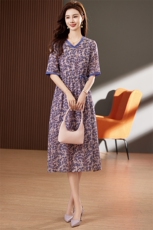 U家时尚v领印花连衣裙女2025夏季新款韩版减龄显瘦碎花长裙子，女装连衣裙，丽影随形