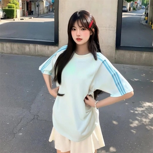 抖音得物品质二开240克宽松纯棉美式潮牌印花三条杠中性风短袖T恤图片
