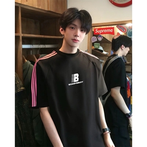 抖音得物品质二开240克宽松纯棉美式潮牌印花三条杠中性风短袖T恤图片