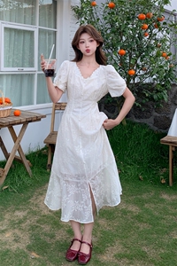 欧货蕾丝拼接V领天丝连衣裙女夏2025年新款时尚百搭收腰刺绣A字裙图片