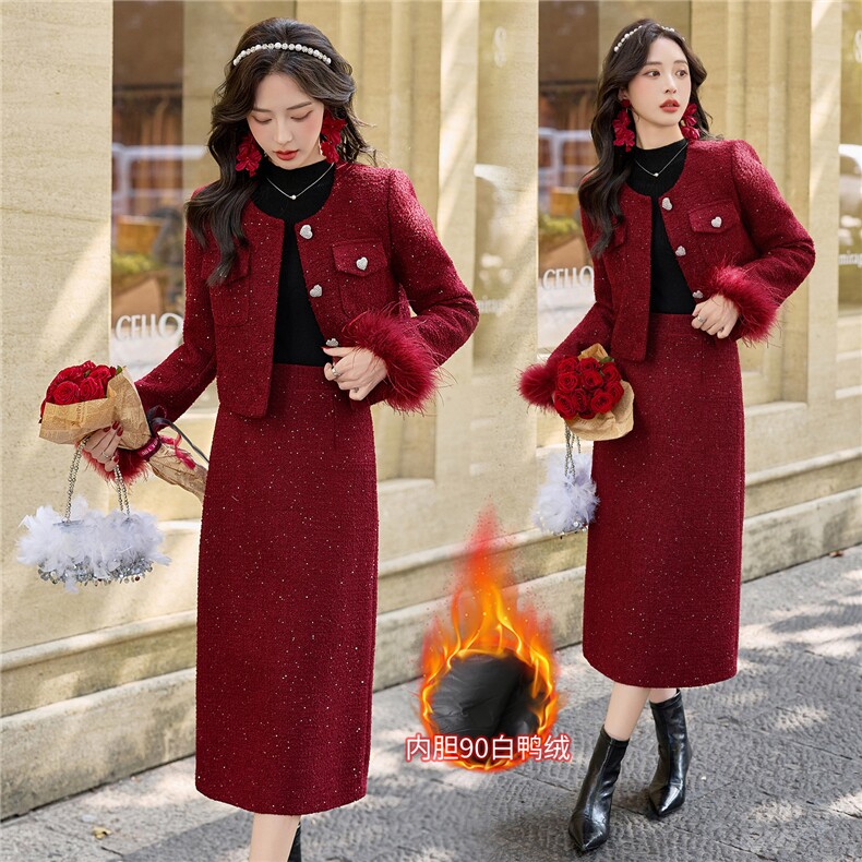 现货2025年红色小香风套装订婚礼服女结婚新娘便装90羽绒两件套，女装套装/套裙，韩宇舍