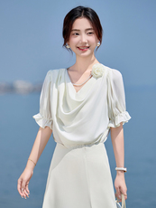 2025年夏季时尚气质V领立体花百搭减龄上衣，女装衬衫，火爆靓佳人
