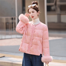 现货。2025年潮冬季真狐狸毛重工刺绣钉珠短款新中式羽绒服新款，女装羽绒服，艾仟回(原伊仟回)
